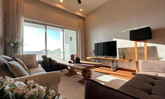 Seri Tanjung Pinang Apartment | Straits Quay Highest & Spacious Seaview Suite - 2