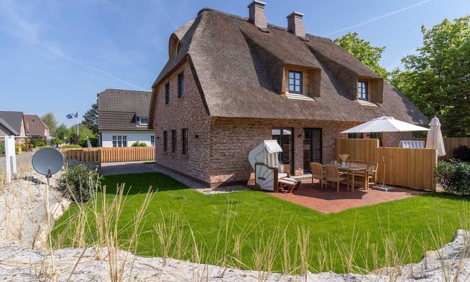 St. Peter-Ording House | Strandhus 1 - beautiful, high-quality thatched house with great facilities!