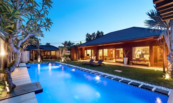 Sunset Road House | Strategic and Classic 3BR Family Villa at Seminyak