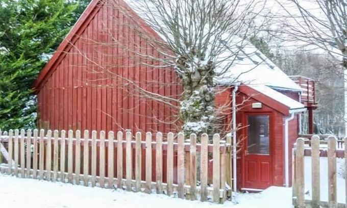 Aviemore Cottage | STRATHAVON CHALET, pet friendly, with a garden in Aviemore