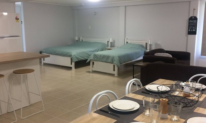 Mount Louisa Apartment | Stretton Lane - close to airport