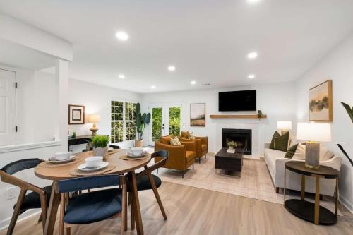 Alpharetta House | Stroll to Downtown Alpharetta AND Avalon Shops