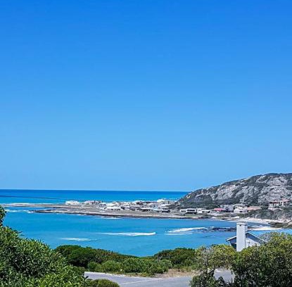 L'Agulhas House | Struispaleis