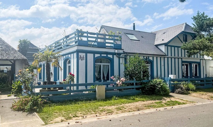 Merville-Franceville-Plage House | Stunning private villa for 10 guests with WIFI, TV, terrace and pets allowed