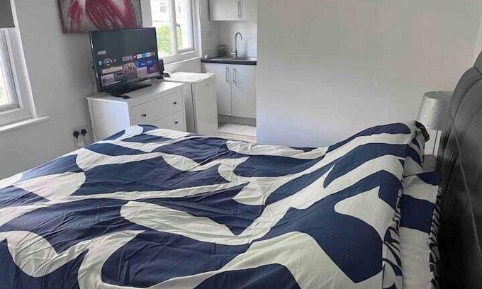 Pettits Apartment | Studio - 1 Bed - CloseToElizabethLine&Westfield