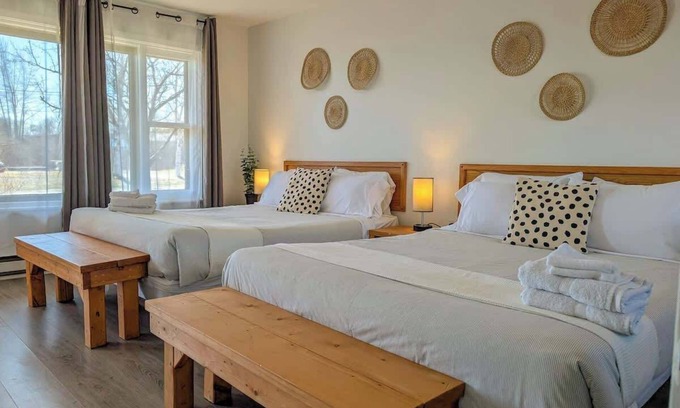 Ste Anne de Beaupre Apartment | Studio 16 | 2 Min Waterfront | BBQ & Fireplace