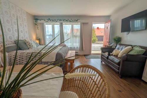 Ste Anne de Beaupre Apartment | Studio 10 - 2 min du Bord de l'eau Foyer & Barbecue