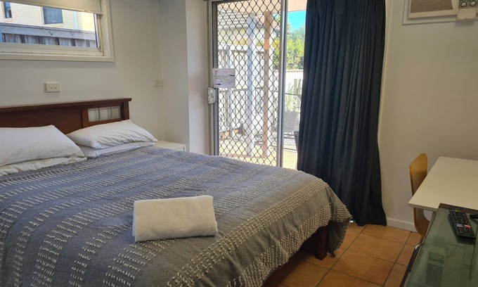 The Junction Apartment | Studio 2 - self contained - walk to cafes and beaches