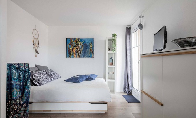 Quartier Chorier-Berriat Apartment | Studio 24m2, balcony, reversible air conditioning, private parking, streetcar