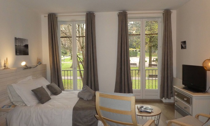 Aix-les-Bains City Center Apartment | Studio 3 * in the heart of Aix in front of the Parc de verdure with balcony