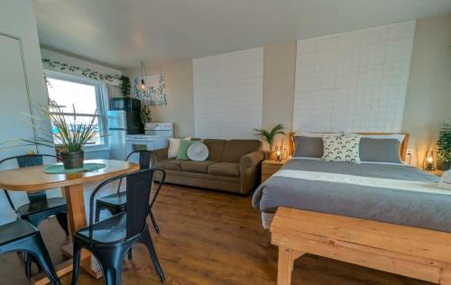 Ste Anne de Beaupre Apartment | Studio 5 - 2 min du Bord de l'eau, Foyer and Barbecue