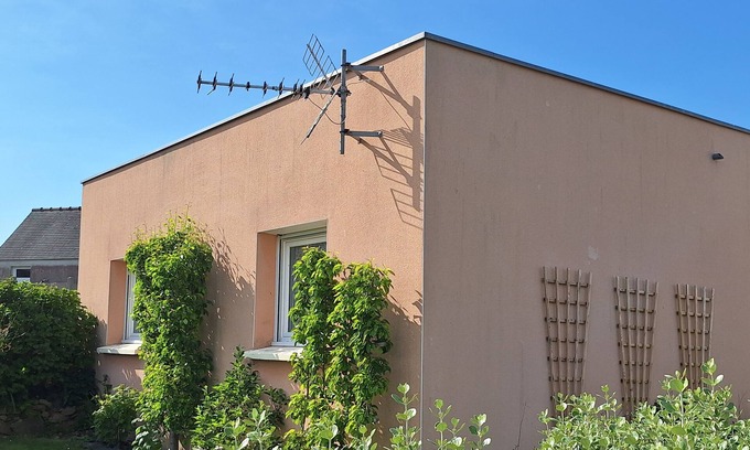 Plougasnou Apartment | Studio 50m2 between fishing port and beach 100m away ideal for 1 couple and 1 child