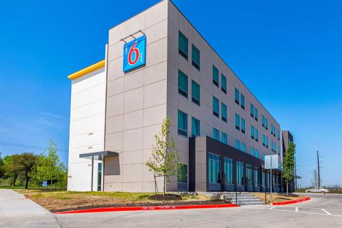Montopolis Hotel | Studio 6 Austin Airport