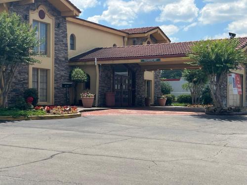 Huntsville Hotel | Studio 6 Huntsville, AL University Drive