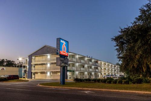 Savannah Hotel | Studio 6-Savannah, GA