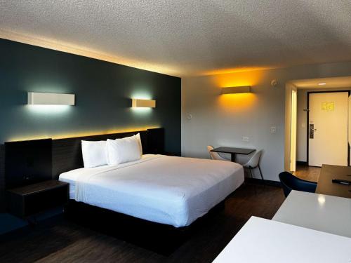 Harbor Hotel | Studio 6 Suites Carson, CA