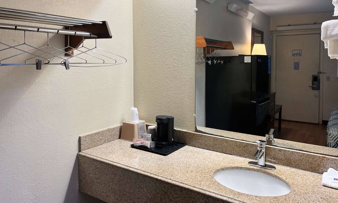 Flournoy Hotel | Studio 6 Suites Shreveport, LA – Industrial Loop