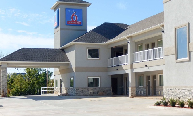Yukon Hotel | Studio 6 Yukon, OK