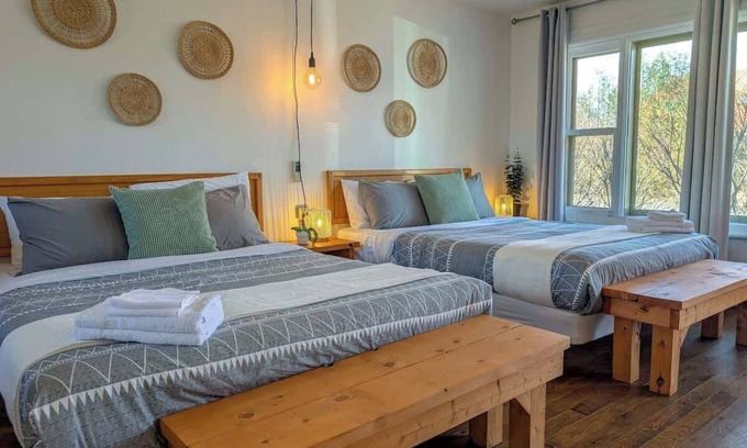 Ste Anne de Beaupre Apartment | Studio 7 | 2 Min Waterfront | BBQ & Fireplace