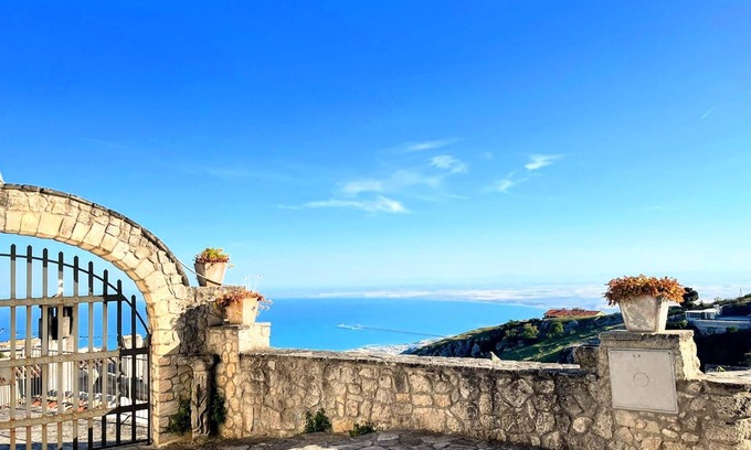 Monte Sant'Angelo Apartment | Studio 'Al Torrione 2' with Sea View and Air Conditioning