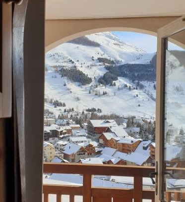 Les Deux Alpes Apartment | Studio Alpheratz Forest - 1 à 3 pers - WIFI, balcon, vue piste et glacier Muzelle, calme, proche commerces et pistes- TSC Super Venosc à 80m