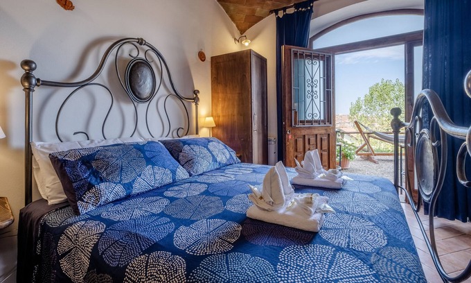 Castel del Piano Apartment | Studio Apartment 'Il Bosco' with Shared Terrace, Shared Garden and Wi-Fi