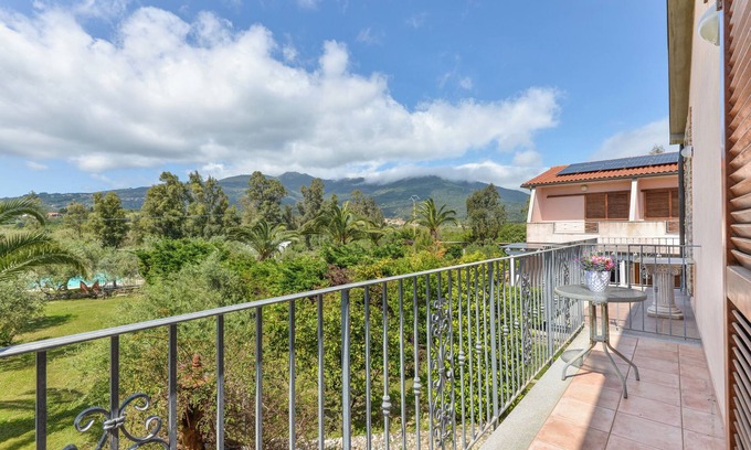 Bonalaccia-Filetto Apartment | Studio Apartment 'Monolocale Castle' with Shared Pool, Wi-Fi and Air Conditioning