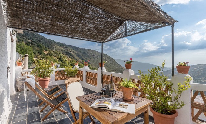 Bubion Apartment | Studio Apartment 'Casa Belmonte' with Sea View, Private Terrace and Wi-Fi