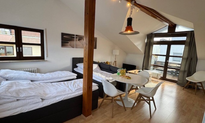 Pforzheim Apartment | Studio Apartment 'Daimlerstraße' with Balcony and Wi-Fi