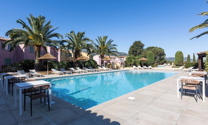 Calvi Apartment | Studio Apartment "Dans Résidence Avec Piscine" with Shared Heated Pool & Wi-Fi