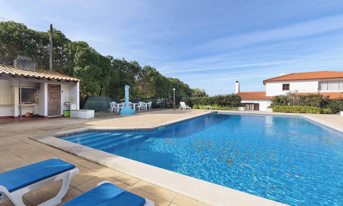 Colares Apartment | Studio Apartment 'Estúdio Alto Da Praia' with Sea View, Shared Pool and Wi-Fi