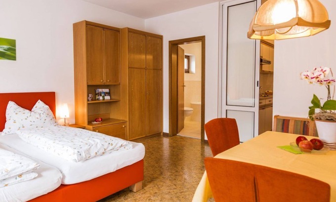 Lana Apartment | Studio Apartment 'Ferienwohnung Lanz 3' with Mountain View, Private Garden and Wi-Fi