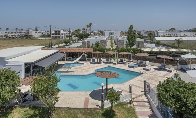 Tingaki Apartment | Studio Apartment 'Golden Sun 2' with Sea View, Shared Pool and Wi-Fi