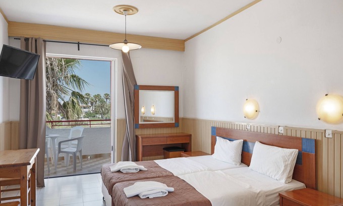 Tingaki Apartment | Studio Apartment 'Golden Sun 7' with Sea View, Shared Pool and Wi-Fi