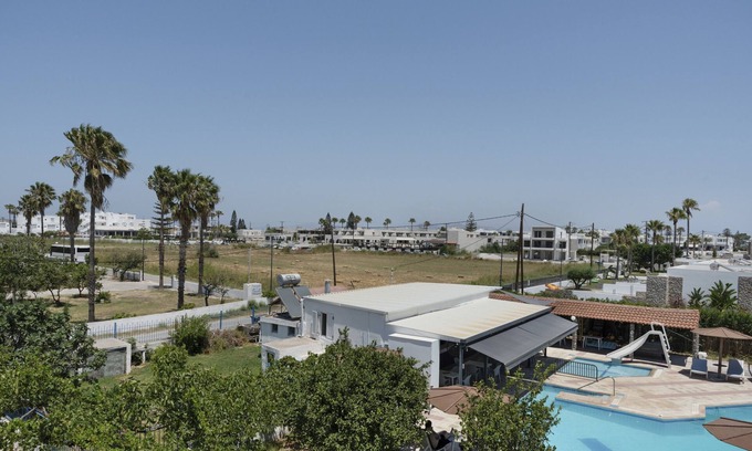 Tingaki Apartment | Studio Apartment 'Golden Sun 3' with Sea View, Shared Pool and Wi-Fi