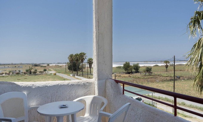 Tingaki Apartment | Studio Apartment 'Golden Sun 4' with Sea View, Shared Pool and Wi-Fi