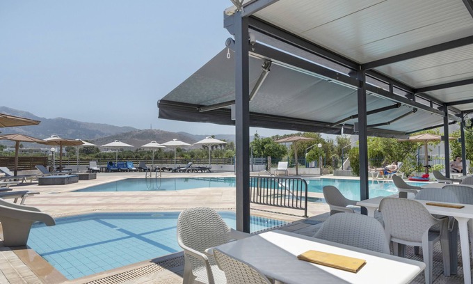 Tingaki Apartment | Studio Apartment 'Golden Sun 5' with Sea View, Shared Pool and Wi-Fi
