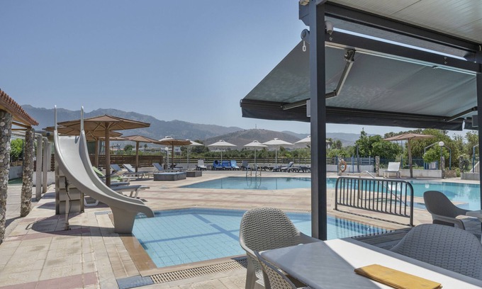 Tingaki Apartment | Studio Apartment 'Golden Sun 1' with Sea View, Shared Pool and Wi-Fi