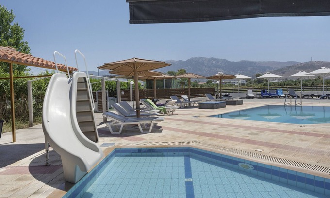 Tingaki Apartment | Studio Apartment 'Golden Sun 6' with Sea View, Shared Pool and Wi-Fi