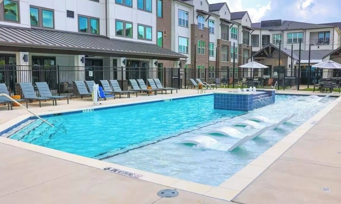 Sherman Apartment | Studio apartment in great location with pool, gym, washer/dryer, WiFi