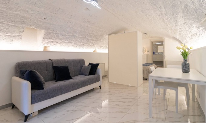 Mola di Bari Apartment | Studio Apartment 'La Porta Sul Mare- Timone' with Shared Terrace, Wi-Fi and Air Conditioning
