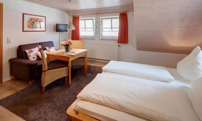 Gerabronn Apartment | Studio Apartment 'Mohn' with Shared Terrace, Shared Garden and Wi-Fi