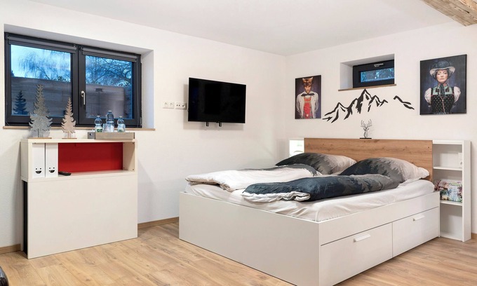 Illenau Apartment | Studio Apartment 'Schwarzwald Chalet Achern' with Wi-Fi