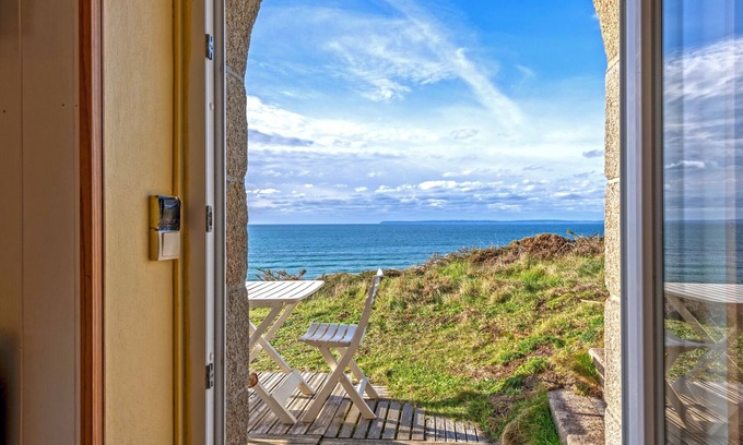 Plomodiern Apartment | Studio Apartment 'Vue Sur Mer' with Sea View, Private Terrace and Wi-Fi