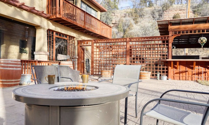 Hot Springs House | Studio Apartment w/Historic Sandstone Walls