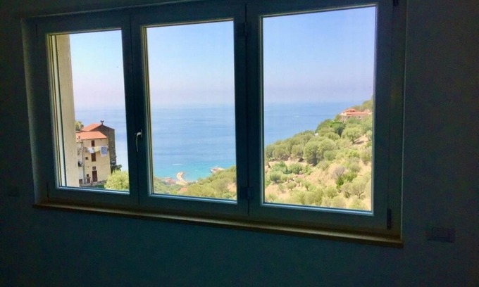 Marina di Pisciotta Apartment | Studio apartment with bathroom with sea view on the tourist port of Pisciotta