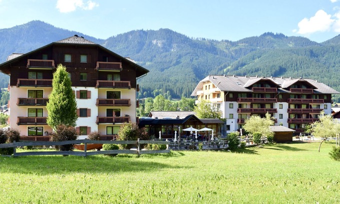 Gosau Apartment | Studio apartment with a view of the mountains