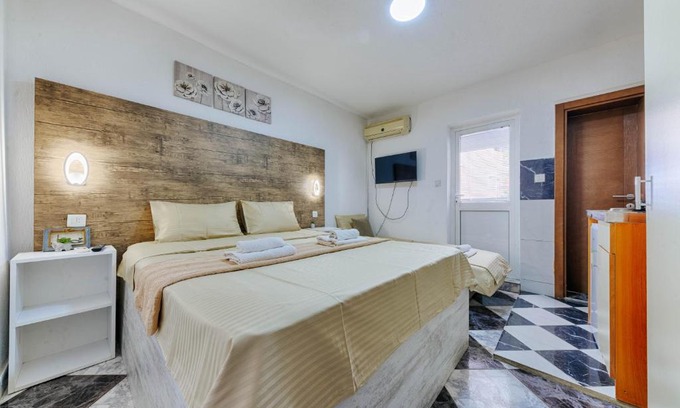 Dobra Voda Apartment | Studio Apartments with balcony