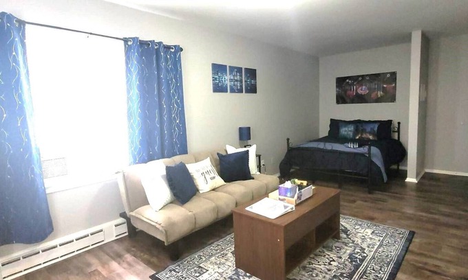 Aurora Apartment | Studio apt/Aurora/Chicago suburb/FREE WIFI & Parking