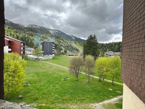 Correncon-en-Vercors Apartment | Studio au pied des pistes avec balcon, parking et proche randonnées - 38250 Corrençon-en-Vercors - FR-1-515-202